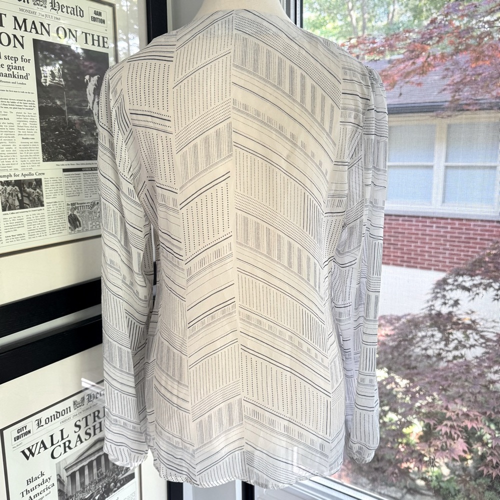 Banana Republic White Silk Blouse Navy Pattern Beaded V-Neck Size Medium - Picture 2 of 15